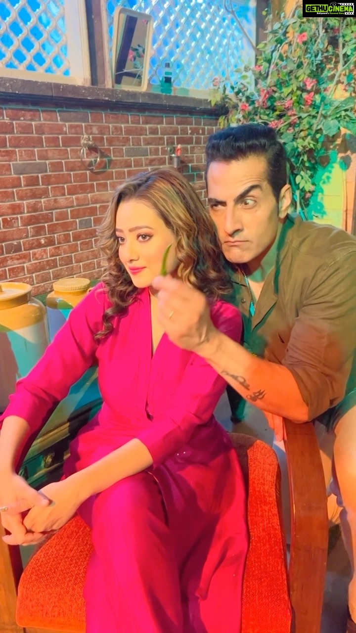 Madalsa Sharma Instagram - Mard agar apne aap ko mirchi samjhe toh usse tirchi nazar se consequences samjha dene chahiye. ๐ถ๐ถ๐ถ Tuchch Vichaar = Mirchi Ka Achaar ๐
๐คฃ #vanya @sudanshu_pandey #reels #reelsinstagram #madalsasharma #sudhanshupandey #kavya #videooftheday #instadaily #instavideo #instagood #instamood #mood #trending #trendingreels #reelitfeelit #reelkarofeelkaro #reeloftheday #reelit #love #actorslife