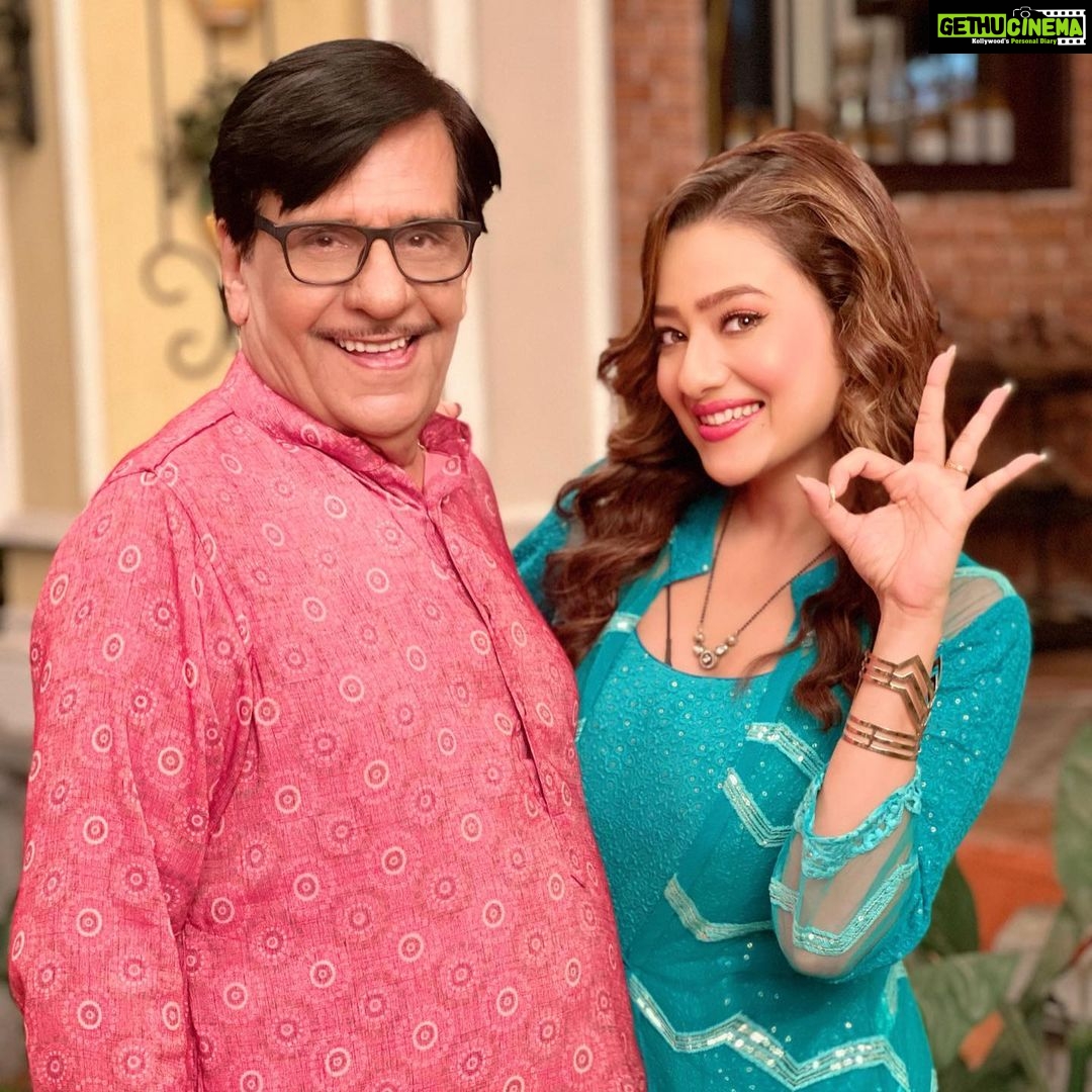 Madalsa Sharma Instagram - Humare pyaare Baapu ji❤️ @arvindvaidya3 #picoftheday #onset #madalsasharma #kavya #arvindvaidya #baapuji #instagood #instamood #instalove #instaphoto #starplus #disneyplushotstar #love #actorslife