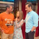 Madalsa Sharma Instagram - Ab yahi bachca tha….Vanraj is giving looks to our Director also😂 How can I help if I am cute🤭💁‍♀️ Happy Guru Purnima!💕 @romeshkalra @sudanshu_pandey #happygurupurnima #trio #romeshkalra #sudhanshupandey #madalsasharma #onset #love #postoftheday #instagood #instamood