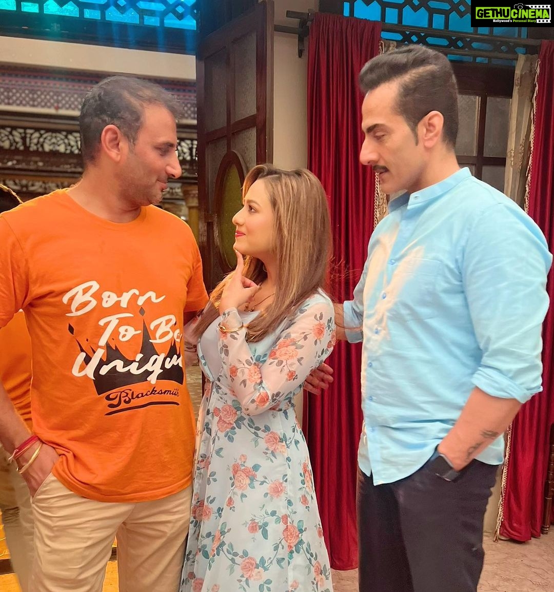 Madalsa Sharma Instagram - Ab yahi bachca tha….Vanraj is giving looks to our Director also😂 How can I help if I am cute🤭💁♀️ Happy Guru Purnima!💕 @romeshkalra @sudanshu_pandey #happygurupurnima #trio #romeshkalra #sudhanshupandey #madalsasharma #onset #love #postoftheday #instagood #instamood