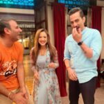 Madalsa Sharma Instagram - Ab yahi bachca tha….Vanraj is giving looks to our Director also😂 How can I help if I am cute🤭💁‍♀️ Happy Guru Purnima!💕 @romeshkalra @sudanshu_pandey #happygurupurnima #trio #romeshkalra #sudhanshupandey #madalsasharma #onset #love #postoftheday #instagood #instamood