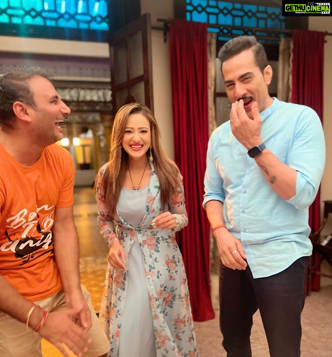 Madalsa Sharma Instagram - Ab yahi bachca tha….Vanraj is giving looks to our Director also😂 How can I help if I am cute🤭💁♀️ Happy Guru Purnima!💕 @romeshkalra @sudanshu_pandey #happygurupurnima #trio #romeshkalra #sudhanshupandey #madalsasharma #onset #love #postoftheday #instagood #instamood