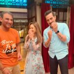 Madalsa Sharma Instagram - Ab yahi bachca tha….Vanraj is giving looks to our Director also😂 How can I help if I am cute🤭💁‍♀️ Happy Guru Purnima!💕 @romeshkalra @sudanshu_pandey #happygurupurnima #trio #romeshkalra #sudhanshupandey #madalsasharma #onset #love #postoftheday #instagood #instamood