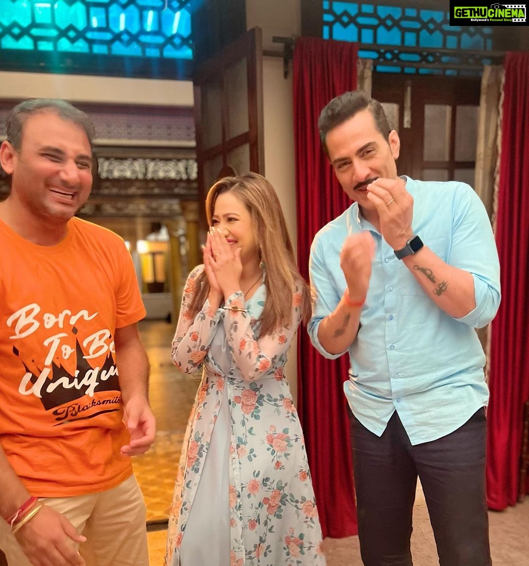 Madalsa Sharma Instagram - Ab yahi bachca tha….Vanraj is giving looks to our Director also😂 How can I help if I am cute🤭💁♀️ Happy Guru Purnima!💕 @romeshkalra @sudanshu_pandey #happygurupurnima #trio #romeshkalra #sudhanshupandey #madalsasharma #onset #love #postoftheday #instagood #instamood