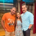 Madalsa Sharma Instagram - Ab yahi bachca tha….Vanraj is giving looks to our Director also😂 How can I help if I am cute🤭💁‍♀️ Happy Guru Purnima!💕 @romeshkalra @sudanshu_pandey #happygurupurnima #trio #romeshkalra #sudhanshupandey #madalsasharma #onset #love #postoftheday #instagood #instamood
