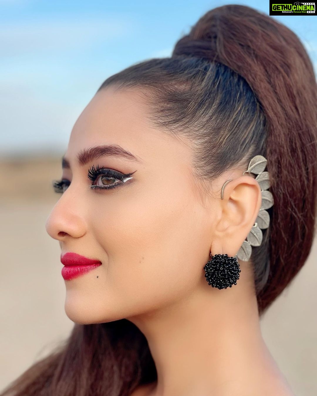 Madalsa Sharma Instagram - When the soul is lit 🔥 it illuminates the world around you….✨ #DilKiTuZameen Caption courtesy @sudanshu_pandey #quoteoftheday #thoughtoftheday #madalsasharma #kavya #picoftheday #postoftheday #instadaily #instapic #instagood #instamood #mood #love #actorslife