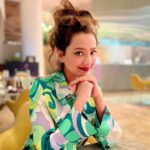 Madalsa Sharma Instagram - This is what I to do while passing my time waiting for food at a restaurant. 🥘🙃😄💁‍♀️ #smile #ootd #madalsasharma #kavya #picoftheday #postoftheday #instadaily #instapic #instagood #instamood #fun #food #mood #love #actorslife