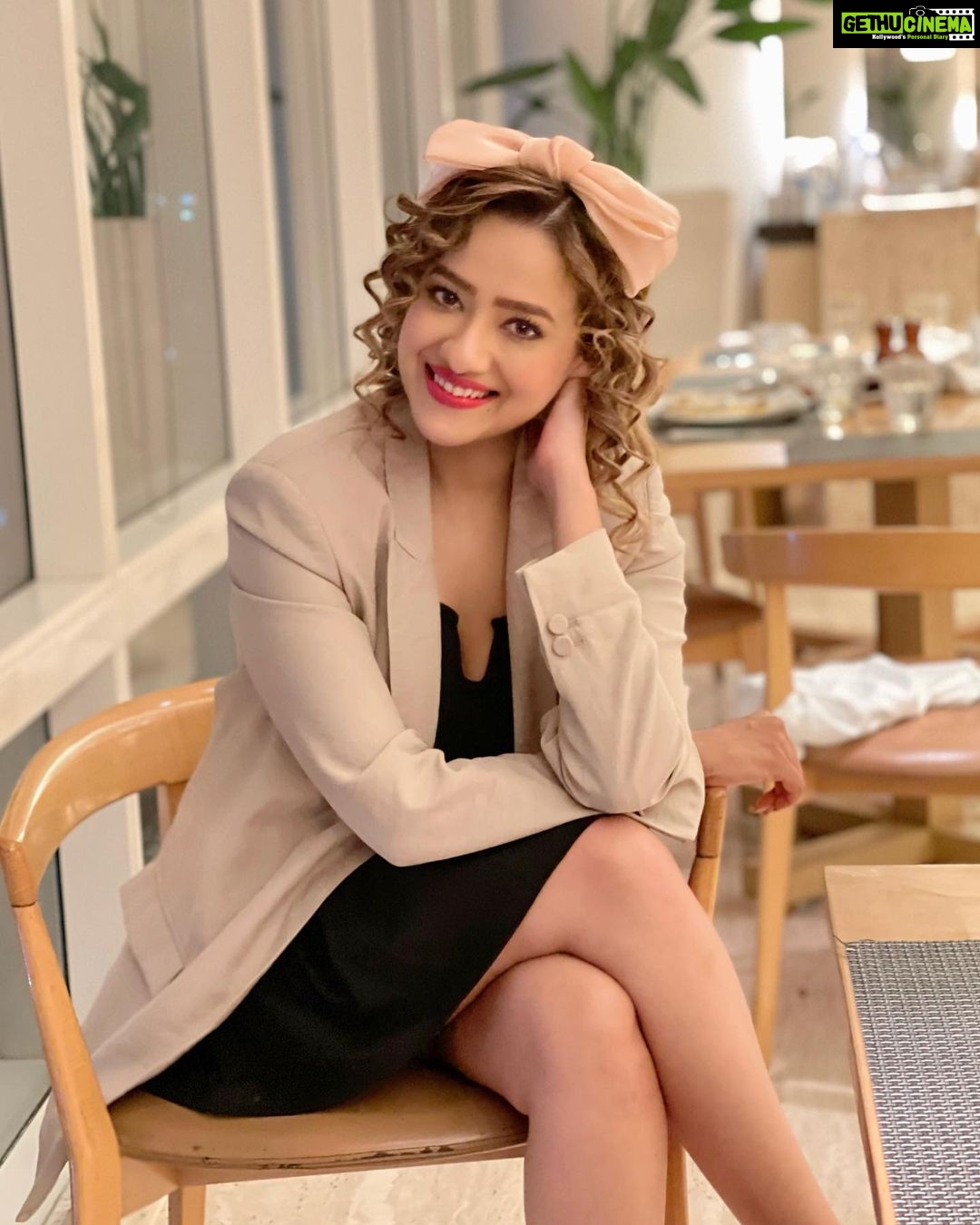 Madalsa Sharma Instagram - Make someone smile everyday, but never forget you’re someone too💛 #quoteoftheday #thoughtoftheday #madalsasharma #kavya #picoftheday #postoftheday #instadaily #instapic #instagood #instamood #mood #love #actorslife