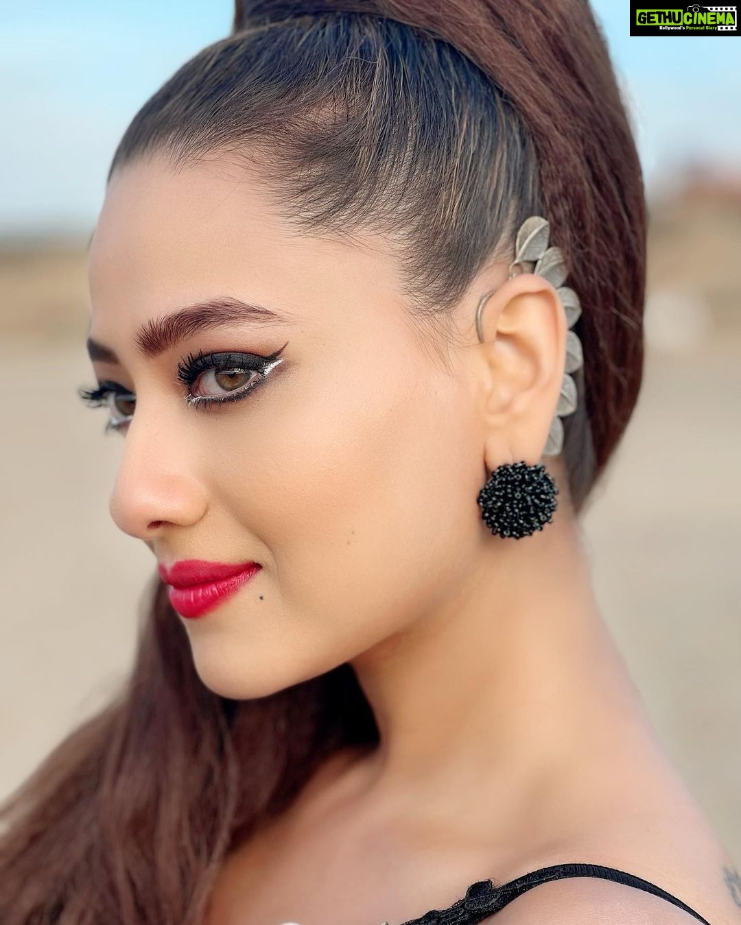 Madalsa Sharma Instagram - When the soul is lit 🔥 it illuminates the world around you….✨ #DilKiTuZameen Caption courtesy @sudanshu_pandey #quoteoftheday #thoughtoftheday #madalsasharma #kavya #picoftheday #postoftheday #instadaily #instapic #instagood #instamood #mood #love #actorslife