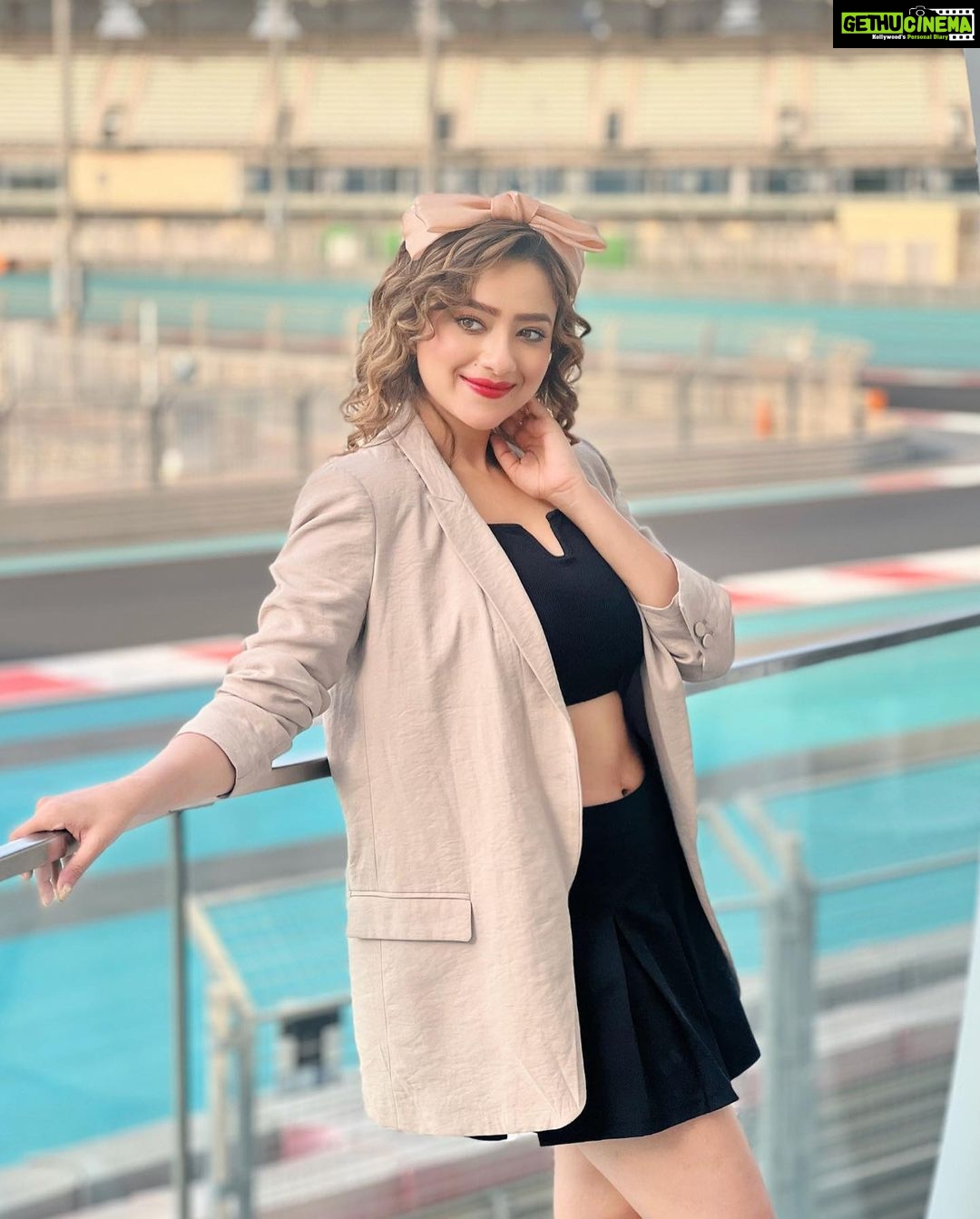 Madalsa Sharma Instagram - What are your weekend plans?!✨ #weekend #weekendvibes #madalsasharma #kavya #abudhabi #vacay #picoftheday #postoftheday #instadaily #instapic #instagood #instamood #mood #love #actorslife W Abu Dhabi – Yas Island