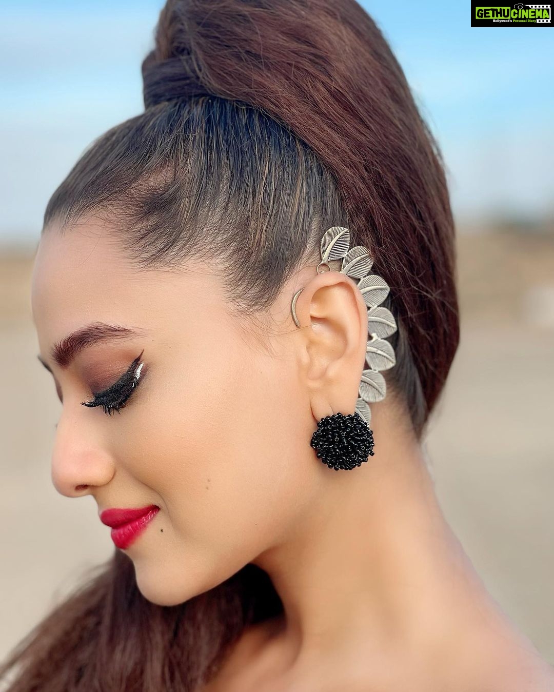 Madalsa Sharma Instagram - When the soul is lit 🔥 it illuminates the world around you….✨ #DilKiTuZameen Caption courtesy @sudanshu_pandey #quoteoftheday #thoughtoftheday #madalsasharma #kavya #picoftheday #postoftheday #instadaily #instapic #instagood #instamood #mood #love #actorslife
