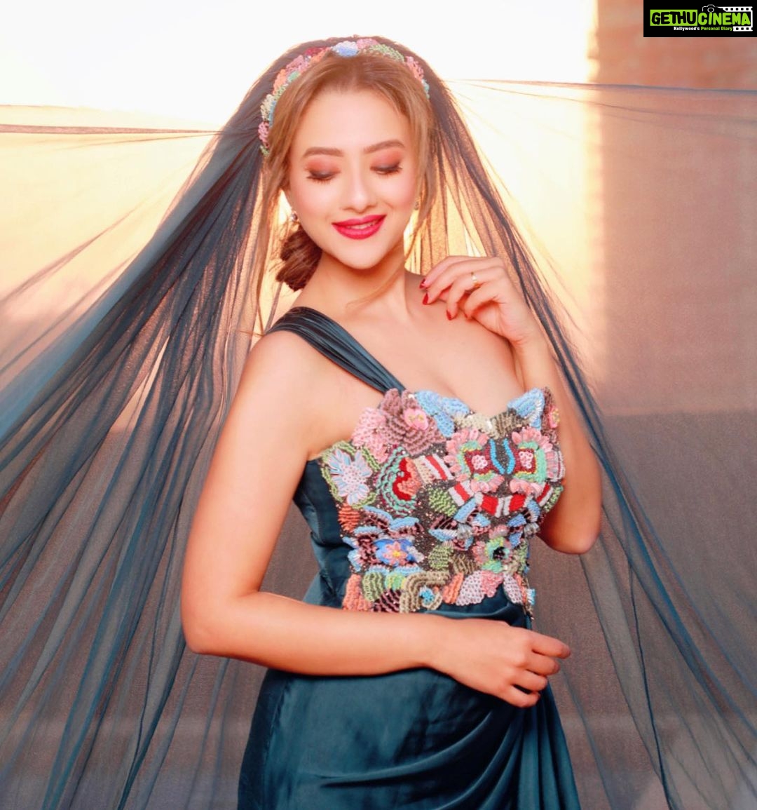 Madalsa Sharma Instagram - Smile, because today you are a lot stronger than you were yesterday!✨ Tag someone and remind them to smile🧡 📸 @artographybysagar #quoteoftheday #thoughtoftheday #madalsasharma #kavya #picoftheday #postoftheday #instadaily #instapic #instagood #instamood #mood #love #actorslife