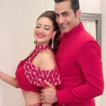 Madalsa Sharma Instagram - When Vanraj and Kavya come together, it’s magic and it’s called #vanya❤️ Watch us tonight 8pm on @starplus Ravivaar With Star Parivaar✨ @sudanshu_pandey #RavivaarWithStarParivaar #TeamAnupamaWins #starplus #disneyplushotstar