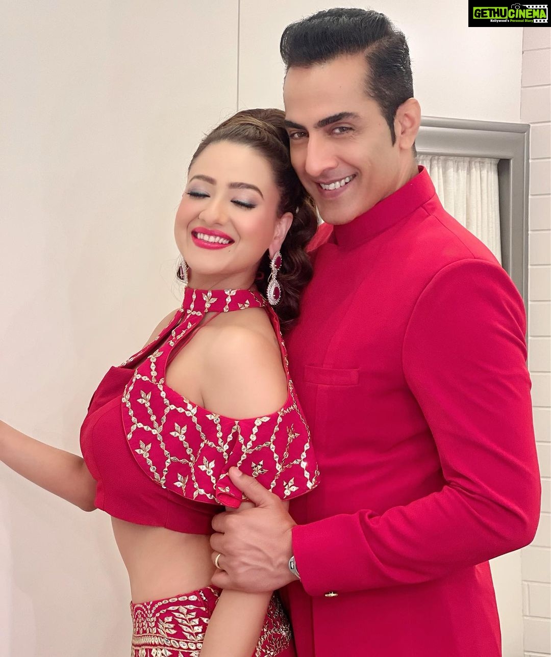 Madalsa Sharma Instagram - When Vanraj and Kavya come together, it’s magic and it’s called #vanya❤️ Watch us tonight 8pm on @starplus Ravivaar With Star Parivaar✨ @sudanshu_pandey #RavivaarWithStarParivaar #TeamAnupamaWins #starplus #disneyplushotstar
