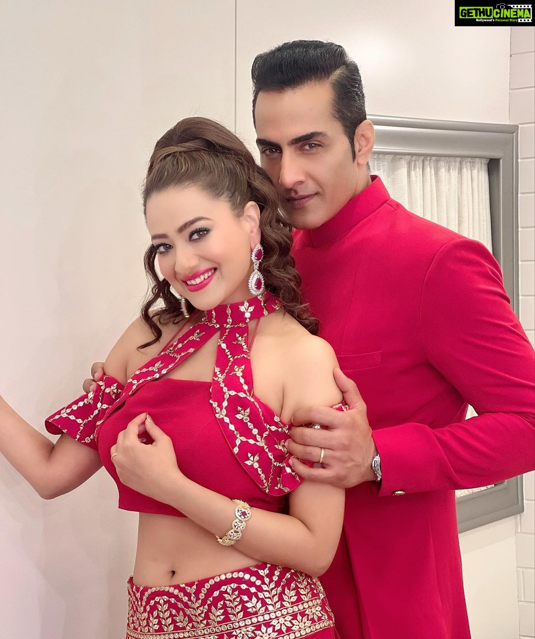 Madalsa Sharma Instagram - When Vanraj and Kavya come together, it’s magic and it’s called #vanya❤️ Watch us tonight 8pm on @starplus Ravivaar With Star Parivaar✨ @sudanshu_pandey #RavivaarWithStarParivaar #TeamAnupamaWins #starplus #disneyplushotstar