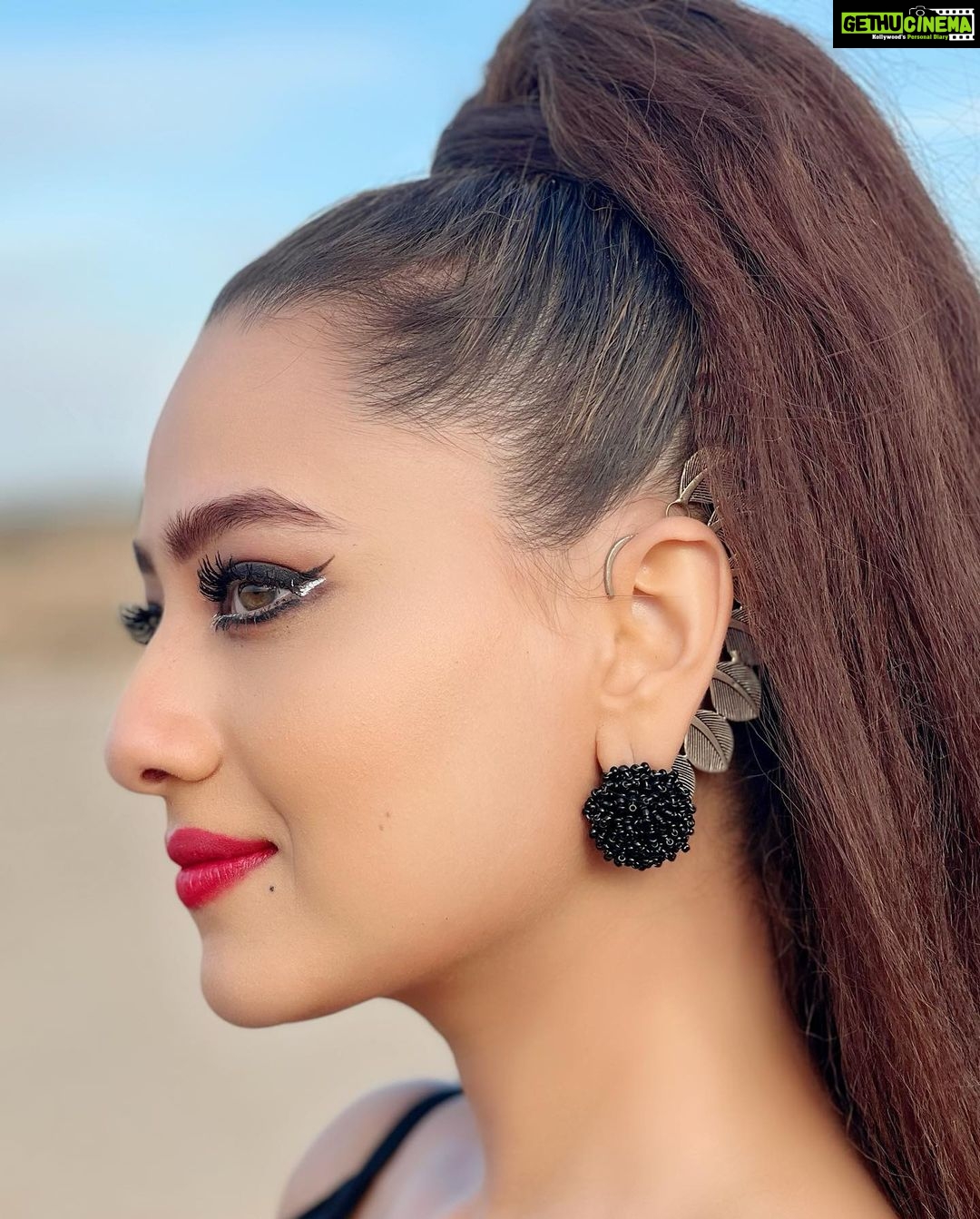 Madalsa Sharma Instagram - When the soul is lit 🔥 it illuminates the world around you….✨ #DilKiTuZameen Caption courtesy @sudanshu_pandey #quoteoftheday #thoughtoftheday #madalsasharma #kavya #picoftheday #postoftheday #instadaily #instapic #instagood #instamood #mood #love #actorslife