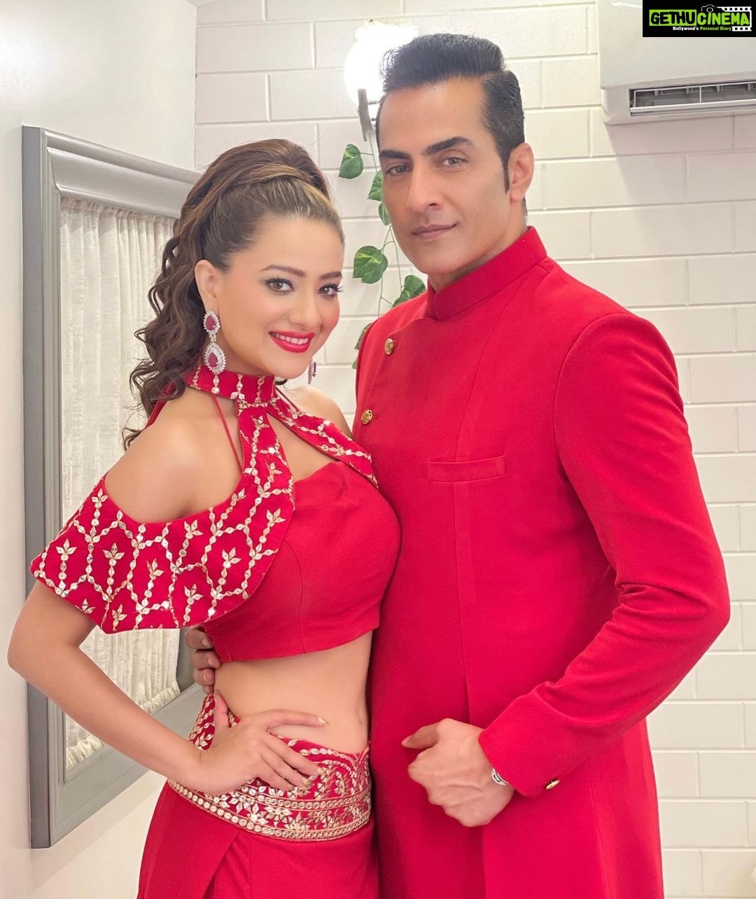 Madalsa Sharma Instagram - When Vanraj and Kavya come together, it’s magic and it’s called #vanya❤️ Watch us tonight 8pm on @starplus Ravivaar With Star Parivaar✨ @sudanshu_pandey #RavivaarWithStarParivaar #TeamAnupamaWins #starplus #disneyplushotstar