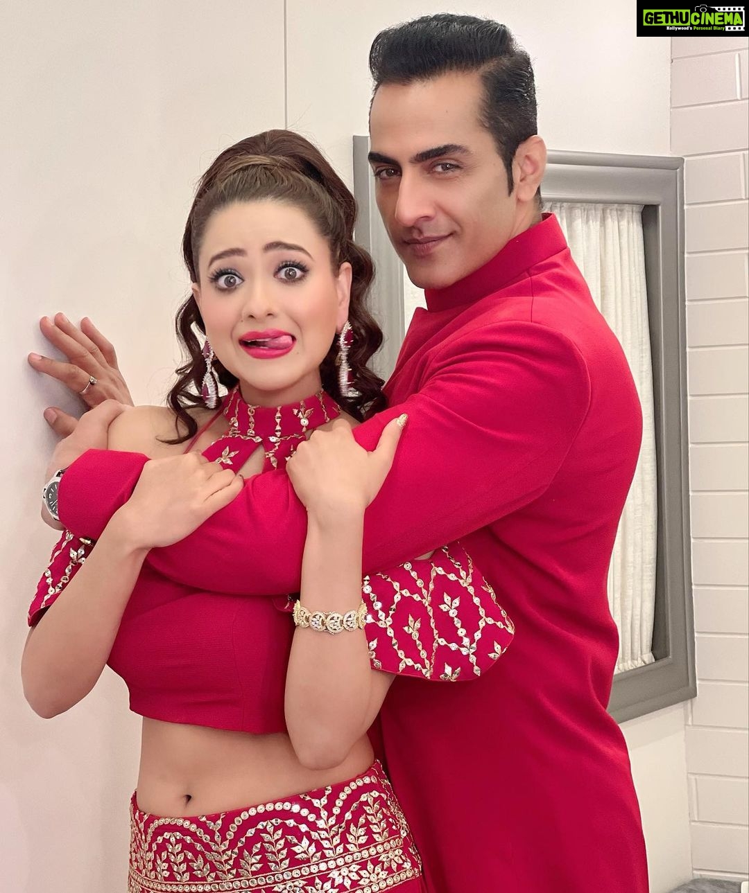 Madalsa Sharma Instagram - When Vanraj and Kavya come together, it’s magic and it’s called #vanya❤️ Watch us tonight 8pm on @starplus Ravivaar With Star Parivaar✨ @sudanshu_pandey #RavivaarWithStarParivaar #TeamAnupamaWins #starplus #disneyplushotstar