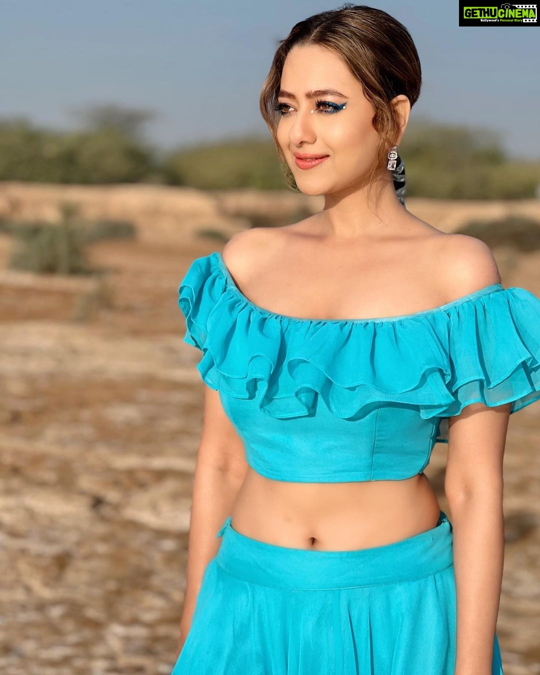 Madalsa Sharma Instagram - Sky full of love. Sky is blue. Dil Ki Tu Zameen. Har taraf bus tu hi tu….🩵 #DilKiTuZameen Link in bio. #quoteoftheday #thoughtoftheday #madalsasharma #sudhanshupandey #kavya #picoftheday #postoftheday #instadaily #instapic #instagood #instamood #mood #love #actorslife
