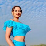 Madalsa Sharma Instagram – Sky full of love. Sky is blue. Dil Ki Tu Zameen. Har taraf bus tu hi tu….🩵 
#DilKiTuZameen Link in bio. 

#quoteoftheday #thoughtoftheday #madalsasharma #sudhanshupandey #kavya #picoftheday #postoftheday #instadaily #instapic #instagood #instamood #mood #love #actorslife