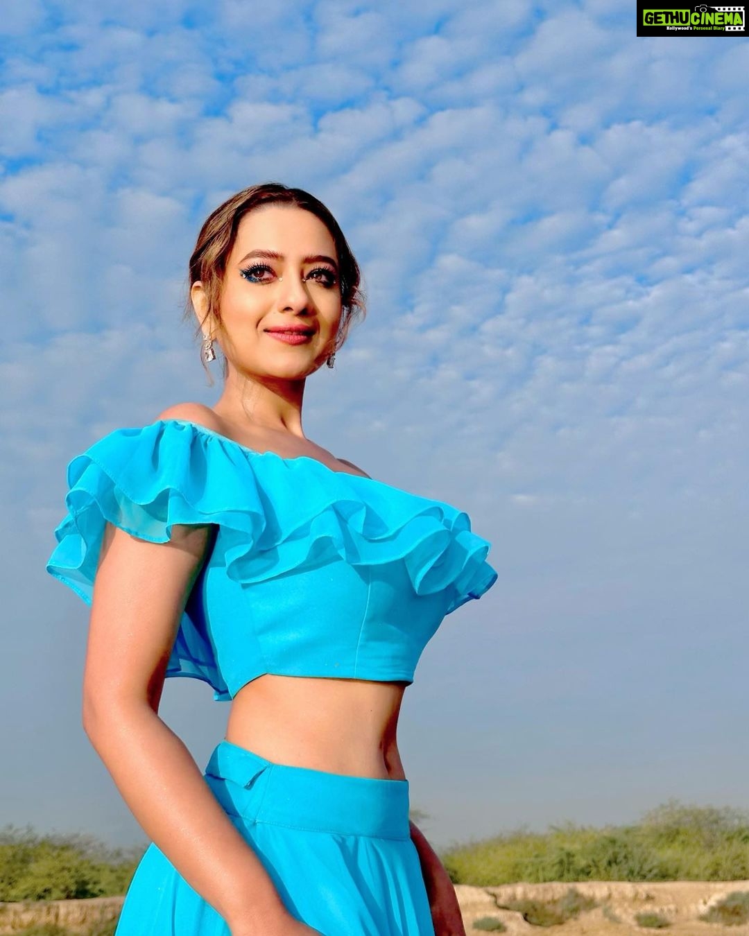 Madalsa Sharma Instagram - Sky full of love. Sky is blue. Dil Ki Tu Zameen. Har taraf bus tu hi tu….🩵 #DilKiTuZameen Link in bio. #quoteoftheday #thoughtoftheday #madalsasharma #sudhanshupandey #kavya #picoftheday #postoftheday #instadaily #instapic #instagood #instamood #mood #love #actorslife