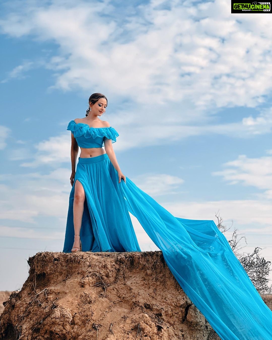 Madalsa Sharma Instagram - Sky full of love. Sky is blue. Dil Ki Tu Zameen. Har taraf bus tu hi tu….🩵 #DilKiTuZameen Link in bio. #quoteoftheday #thoughtoftheday #madalsasharma #sudhanshupandey #kavya #picoftheday #postoftheday #instadaily #instapic #instagood #instamood #mood #love #actorslife