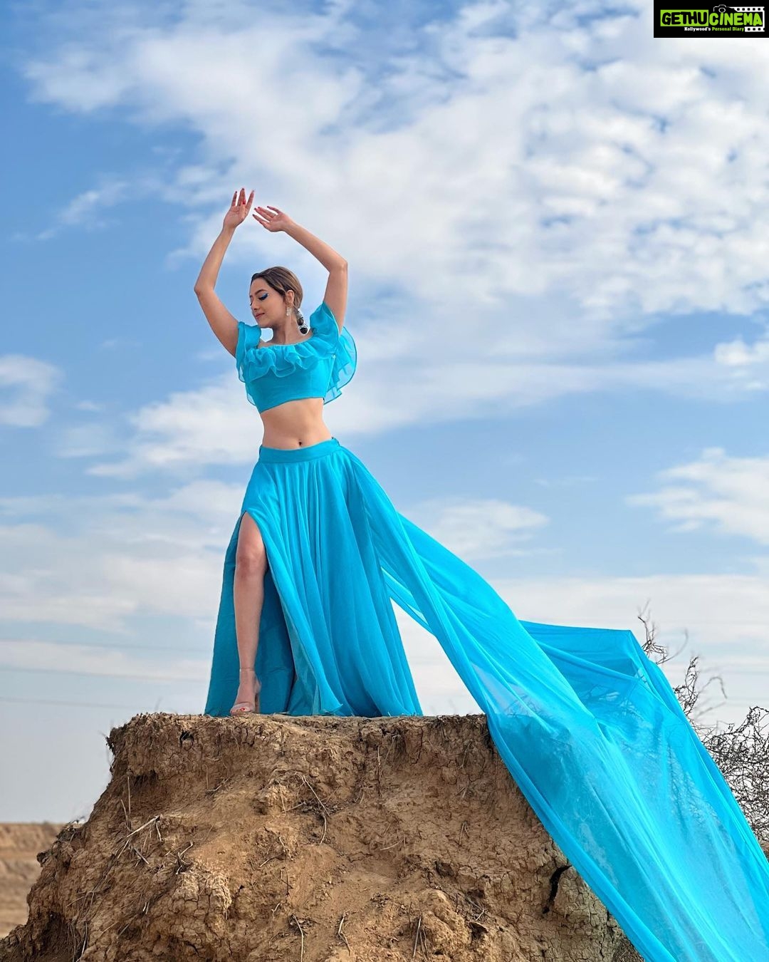Madalsa Sharma Instagram - Sky full of love. Sky is blue. Dil Ki Tu Zameen. Har taraf bus tu hi tu….🩵 #DilKiTuZameen Link in bio. #quoteoftheday #thoughtoftheday #madalsasharma #sudhanshupandey #kavya #picoftheday #postoftheday #instadaily #instapic #instagood #instamood #mood #love #actorslife