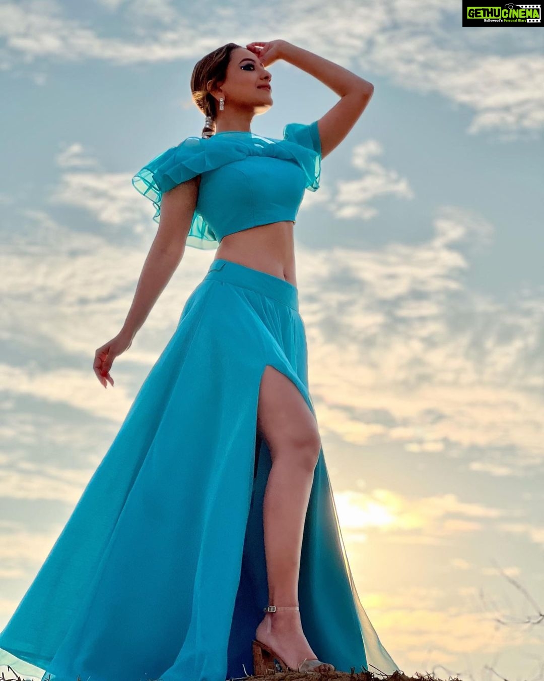 Madalsa Sharma Instagram - Sky full of love. Sky is blue. Dil Ki Tu Zameen. Har taraf bus tu hi tu….🩵 #DilKiTuZameen Link in bio. #quoteoftheday #thoughtoftheday #madalsasharma #sudhanshupandey #kavya #picoftheday #postoftheday #instadaily #instapic #instagood #instamood #mood #love #actorslife