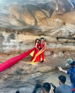 Madalsa Sharma Instagram - Special BTS pics from our song #DilKiTuZameen for our Insta Fam❤️
Swipe right ➡️to see how much fun we had while shooting 🎥

#SudhanshuPandey #MadalsaSharma #zeemusiccompany