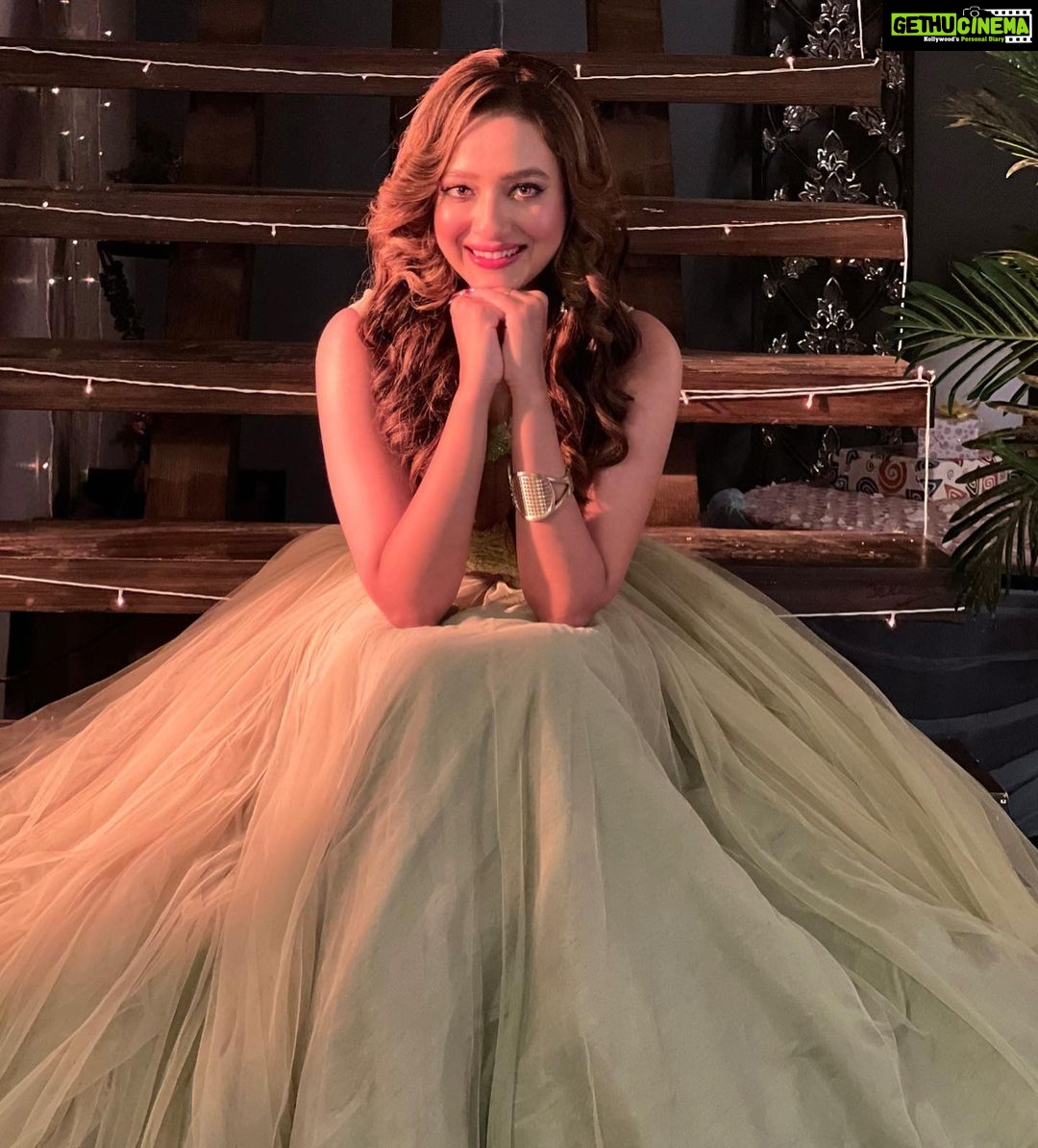 Madalsa Sharma Instagram - It is the illumination in you which reflects your surroundings….💚💚 #quoteoftheday #thoughtoftheday #madalsasharma #kavya #picoftheday #postoftheday #instadaily #instapic #instagood #instamood #mood #love #actorslife