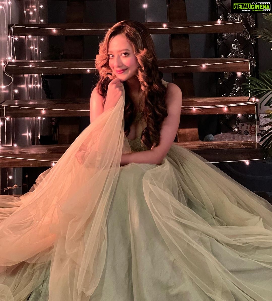 Madalsa Sharma Instagram - It is the illumination in you which reflects your surroundings….💚💚 #quoteoftheday #thoughtoftheday #madalsasharma #kavya #picoftheday #postoftheday #instadaily #instapic #instagood #instamood #mood #love #actorslife