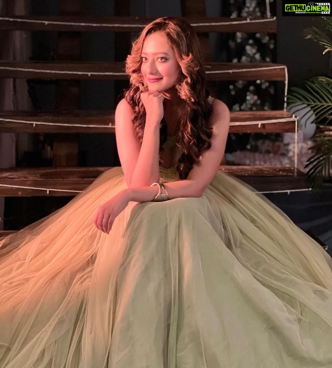 Madalsa Sharma Instagram - It is the illumination in you which reflects your surroundings….💚💚 #quoteoftheday #thoughtoftheday #madalsasharma #kavya #picoftheday #postoftheday #instadaily #instapic #instagood #instamood #mood #love #actorslife