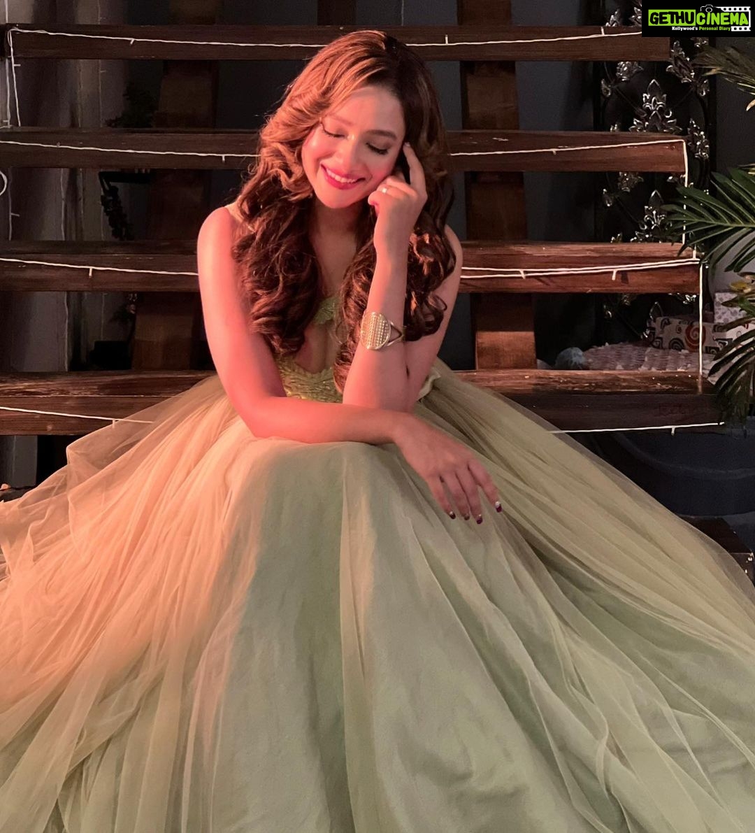 Madalsa Sharma Instagram - It is the illumination in you which reflects your surroundings….💚💚 #quoteoftheday #thoughtoftheday #madalsasharma #kavya #picoftheday #postoftheday #instadaily #instapic #instagood #instamood #mood #love #actorslife