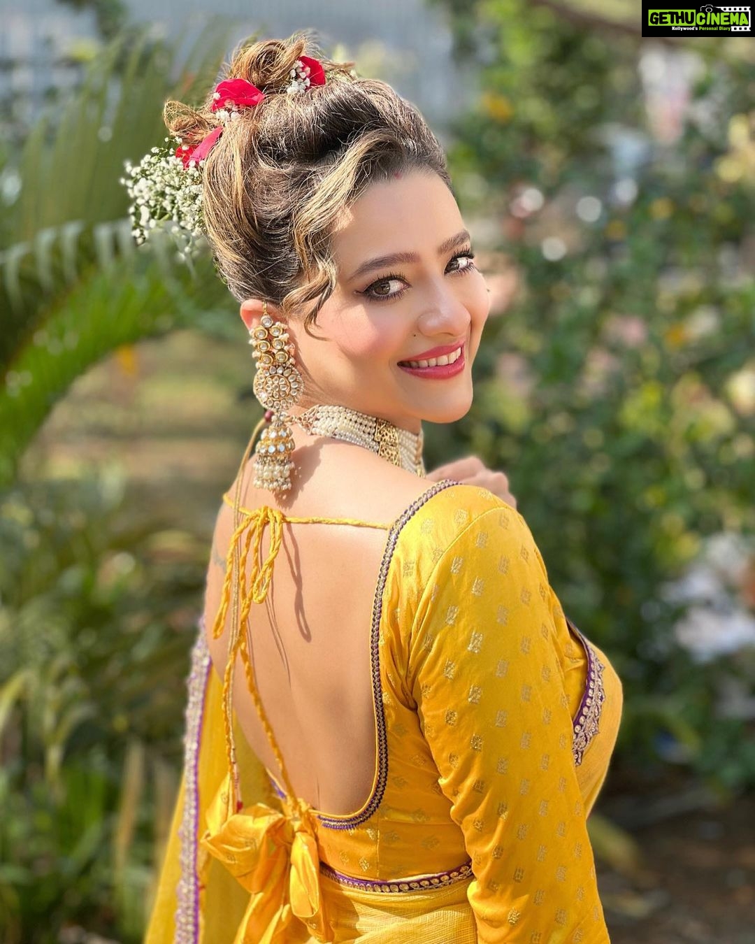 Madalsa Sharma Instagram - Your life is as good as your mindset and it’s much better when you are living in the present moment….💛💛 #quoteoftheday #thoughtoftheday #madalsasharma #kavya #picoftheday #postoftheday #instadaily #instapic #instagood #instamood #mood #love #actorslife
