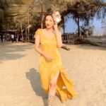 Madalsa Sharma Instagram - Caption this….💁‍♀️😅😉🤪 #reels #reelsinstagram #madalsasharma #kavya ##beachlife #islandgirl #videooftheday #instadaily #instavideo #instagood #instamood #mood #trending #trendingreels #reelitfeelit #reelkarofeelkaro #reeloftheday #reelit #love #actorslife