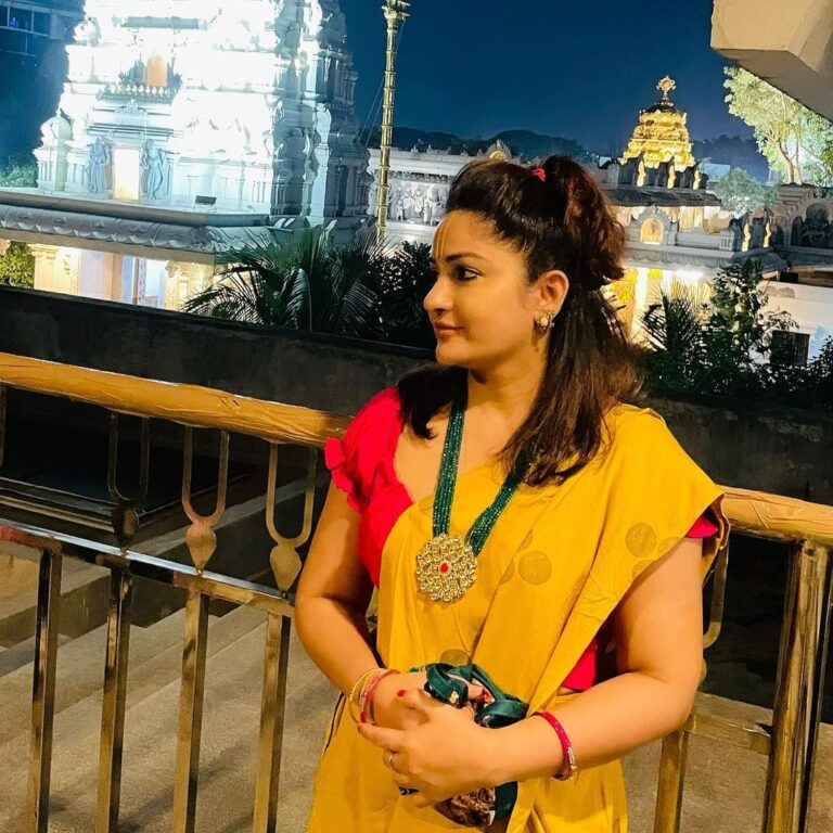 Madhavi Latha Instagram - Harekrishna golden temple #banjarahills #laxminarasimhaswamy #isckon
