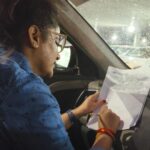 Madhavi Latha Instagram - 5 mins service chesi 10 signs cheyincharu abbaaaaa ivala 😝