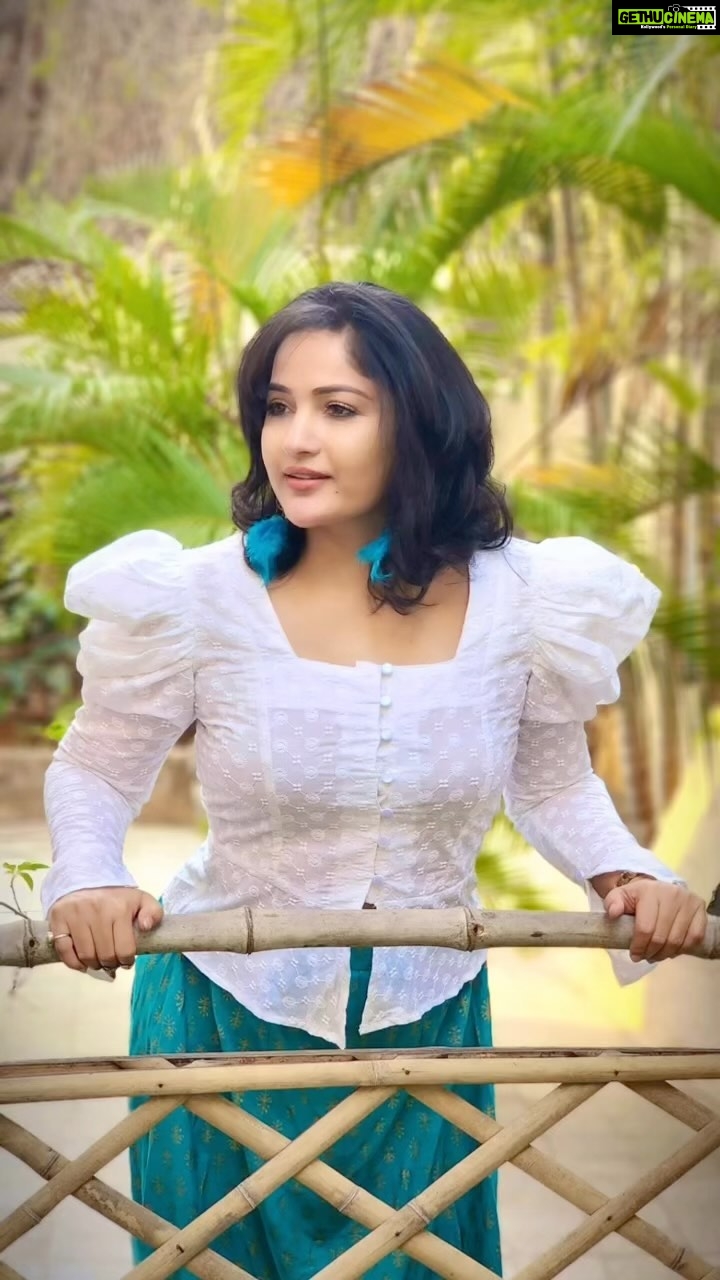 Madhavi Latha Instagram - Man or women ..feeling is the same …. I waited am waiting for the Best #life #loveoflove #pureheart