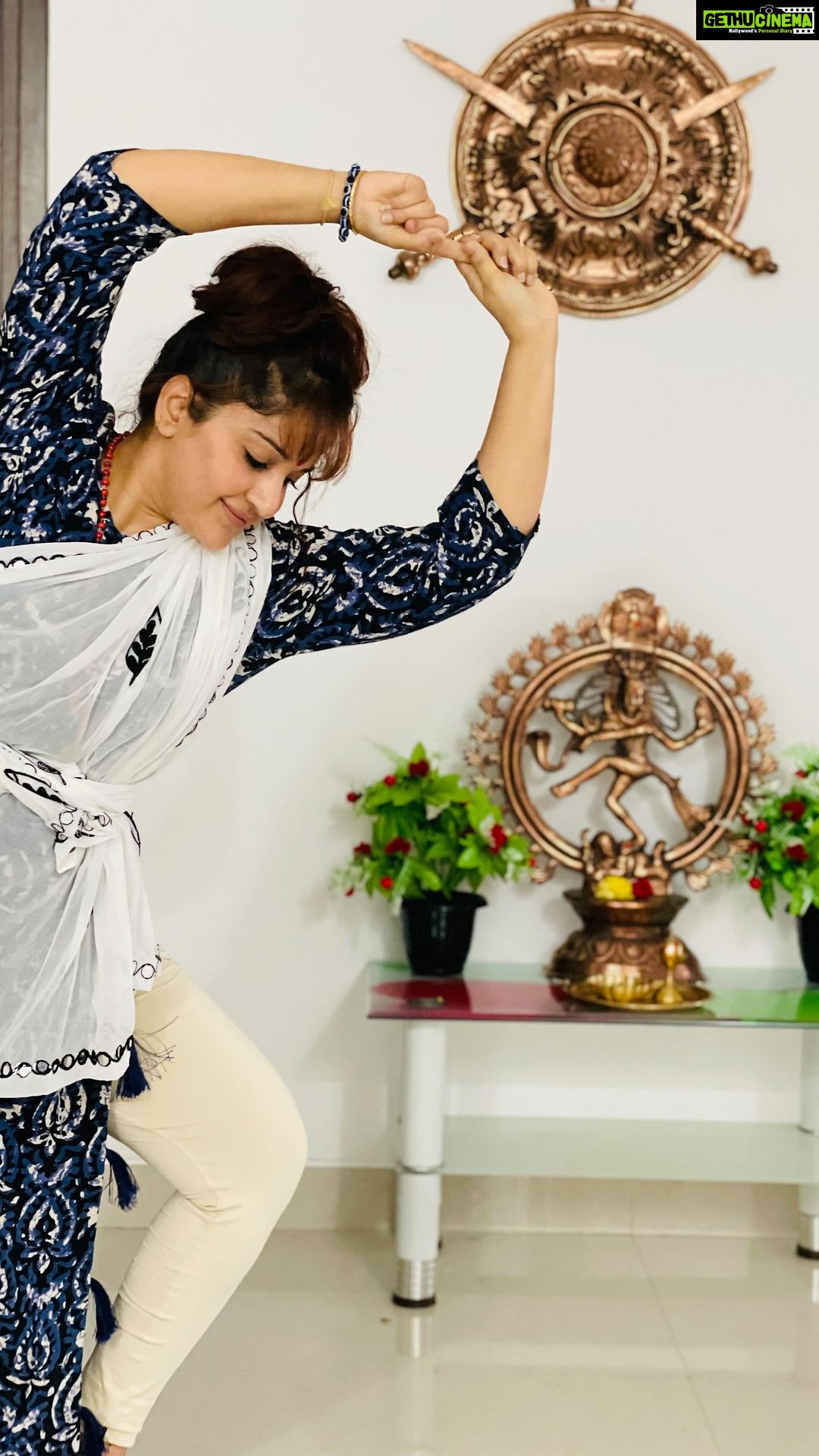 Madhavi Latha Instagram - Day-2 Natyam practice … feeling very difficult but my passion towards Natyam is very strong and i can make it… what ever it may be i will do it….. #natyam #kuchipudi #dance #internationaldanceday