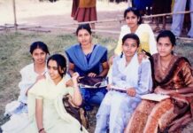 Madhavi Latha Instagram - Degree Final Year @HAMPI History Project report sight visit ….. Rayala vaari Hampi samrajyamu anthe Tirigi tirigi points anni raskoni endaki endi , mukahlu vaadipoi … unna digi camera lo oka photo dimpukunna rojulu…… Print photo ni capture chesi Remini lo kodite ila 3d picture vachindi …. Edi emaina … Happy Days …. Guess where am i in that photo……#B.Afinal #degreefinal #historyproject #hampi #friendship #asmwomensclg #bellary #collegedays #madhaviltha
