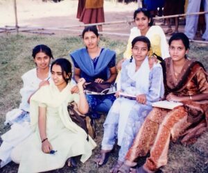 Madhavi Latha Instagram - Degree Final Year @HAMPI History Project report sight visit ….. Rayala vaari Hampi samrajyamu anthe Tirigi tirigi points anni raskoni endaki endi , mukahlu vaadipoi … unna digi camera lo oka photo dimpukunna rojulu…… Print photo ni capture chesi Remini lo kodite ila 3d picture vachindi …. Edi emaina … Happy Days …. Guess where am i in that photo……#B.Afinal #degreefinal #historyproject #hampi #friendship #asmwomensclg #bellary #collegedays #madhaviltha