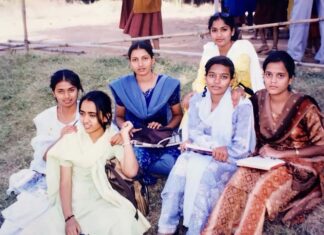 Madhavi Latha Instagram - Degree Final Year @HAMPI History Project report sight visit ….. Rayala vaari Hampi samrajyamu anthe Tirigi tirigi points anni raskoni endaki endi , mukahlu vaadipoi … unna digi camera lo oka photo dimpukunna rojulu…… Print photo ni capture chesi Remini lo kodite ila 3d picture vachindi …. Edi emaina … Happy Days …. Guess where am i in that photo……#B.Afinal #degreefinal #historyproject #hampi #friendship #asmwomensclg #bellary #collegedays #madhaviltha