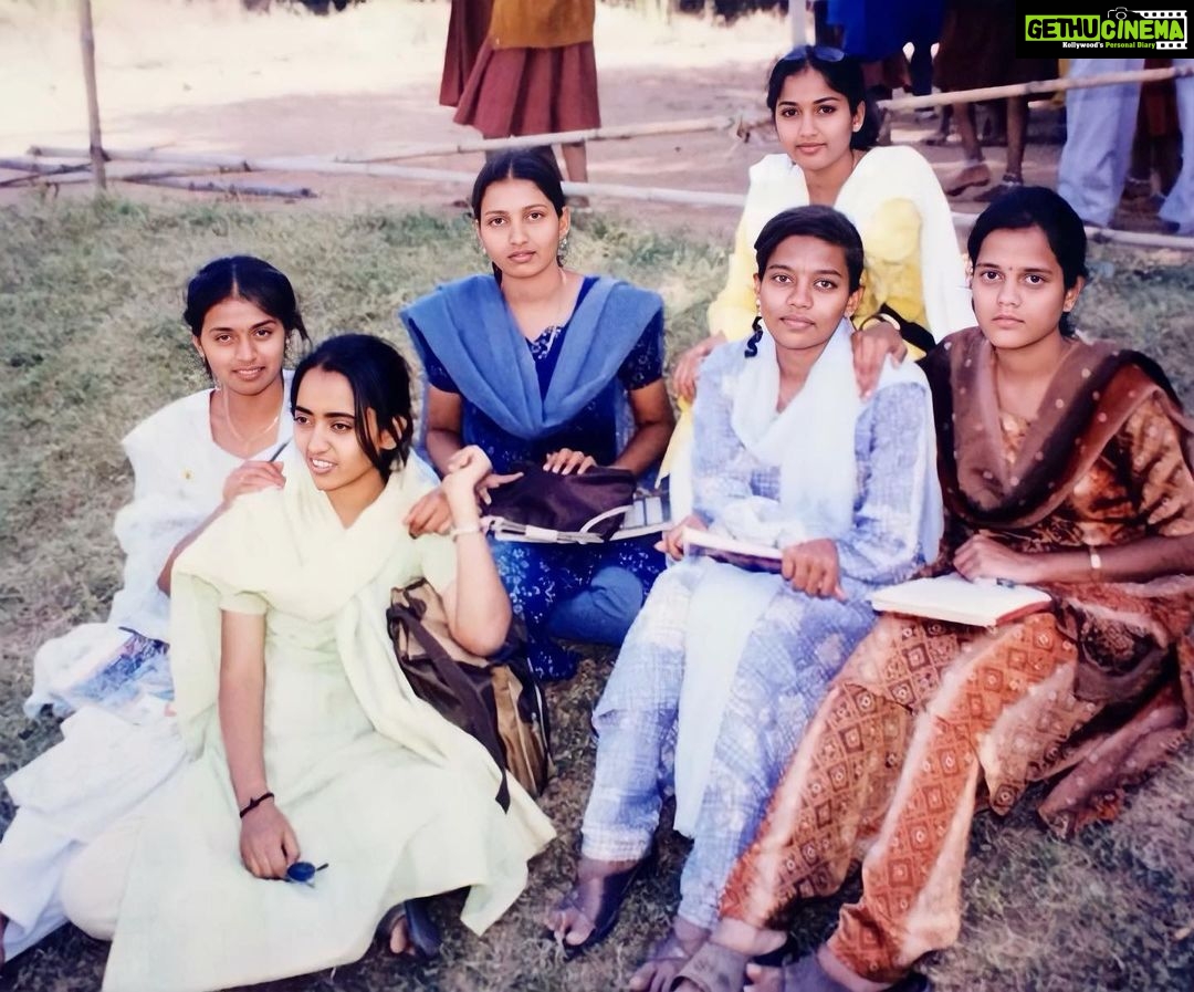 Madhavi Latha - 9.3K Likes - Degree Final Year @HAMPI History Project report sight visit ….. Rayala vaari Hampi samrajyamu anthe Tirigi tirigi points anni raskoni endaki endi , mukahlu vaadipoi … unna digi camera lo oka photo dimpukunna rojulu…… Print photo ni capture chesi Remini lo kodite ila 3d picture vachindi …. Edi emaina … Happy Days …. Guess where am i in that photo……#B.Afinal #degreefinal #historyproject #hampi #friendship #asmwomensclg #bellary #collegedays #madhaviltha
