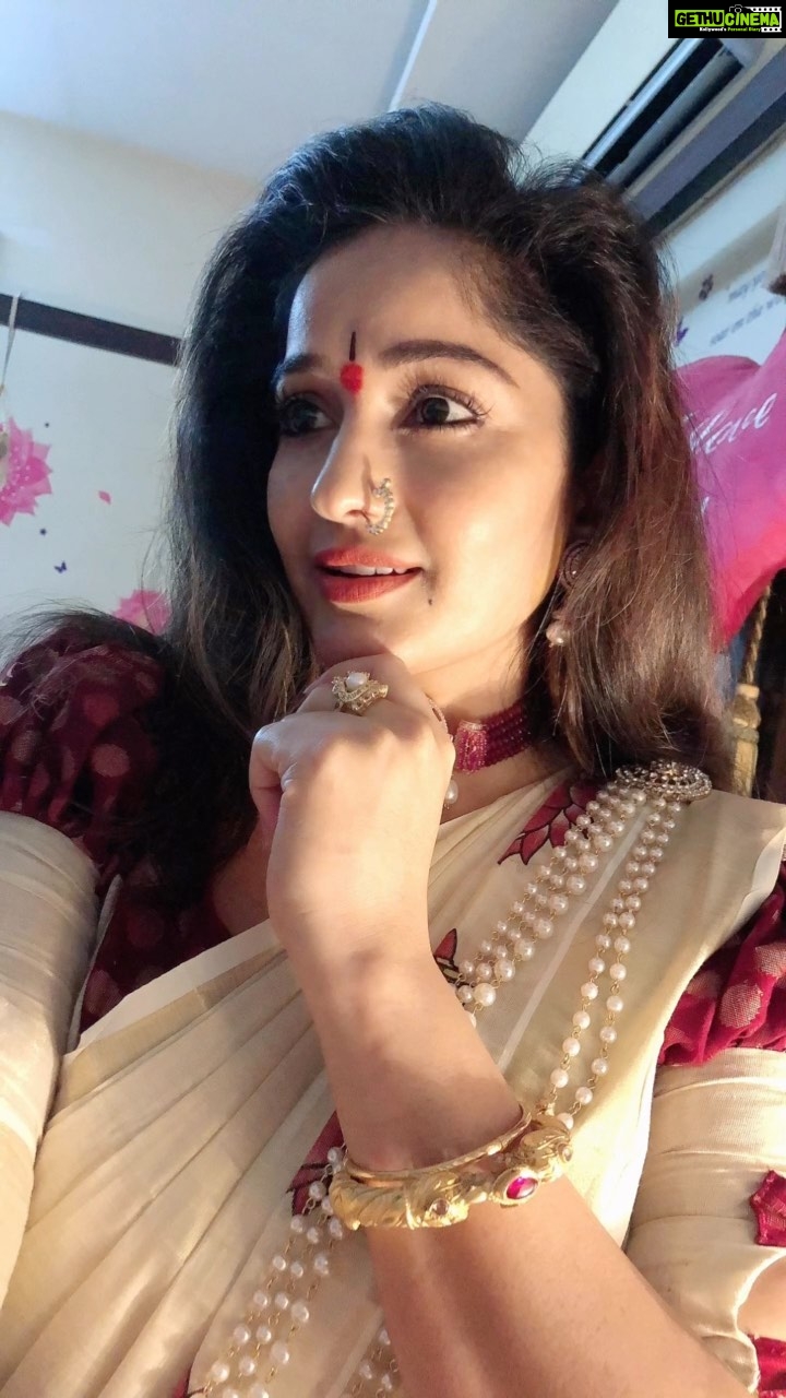 Madhavi Latha Instagram - Abba appati songs lo entha meaning ennisarlu vinna goosebumps vastayii #feelgood #songs #emotions #lovesongs #meaningfull #madhavilatha #reelsinstagram