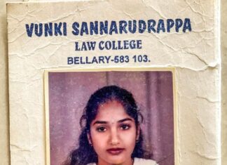 Madhavi Latha Instagram - Haha Anduke mana room maname sardukovali …. Ilanti aanimutyalu bayatapadutayi tavvakaalalo after so many years … i found my LLB Id card .. Abbo life lo manam chala chesesam anipistadi ilantapude…… VSR Law college #Bellary