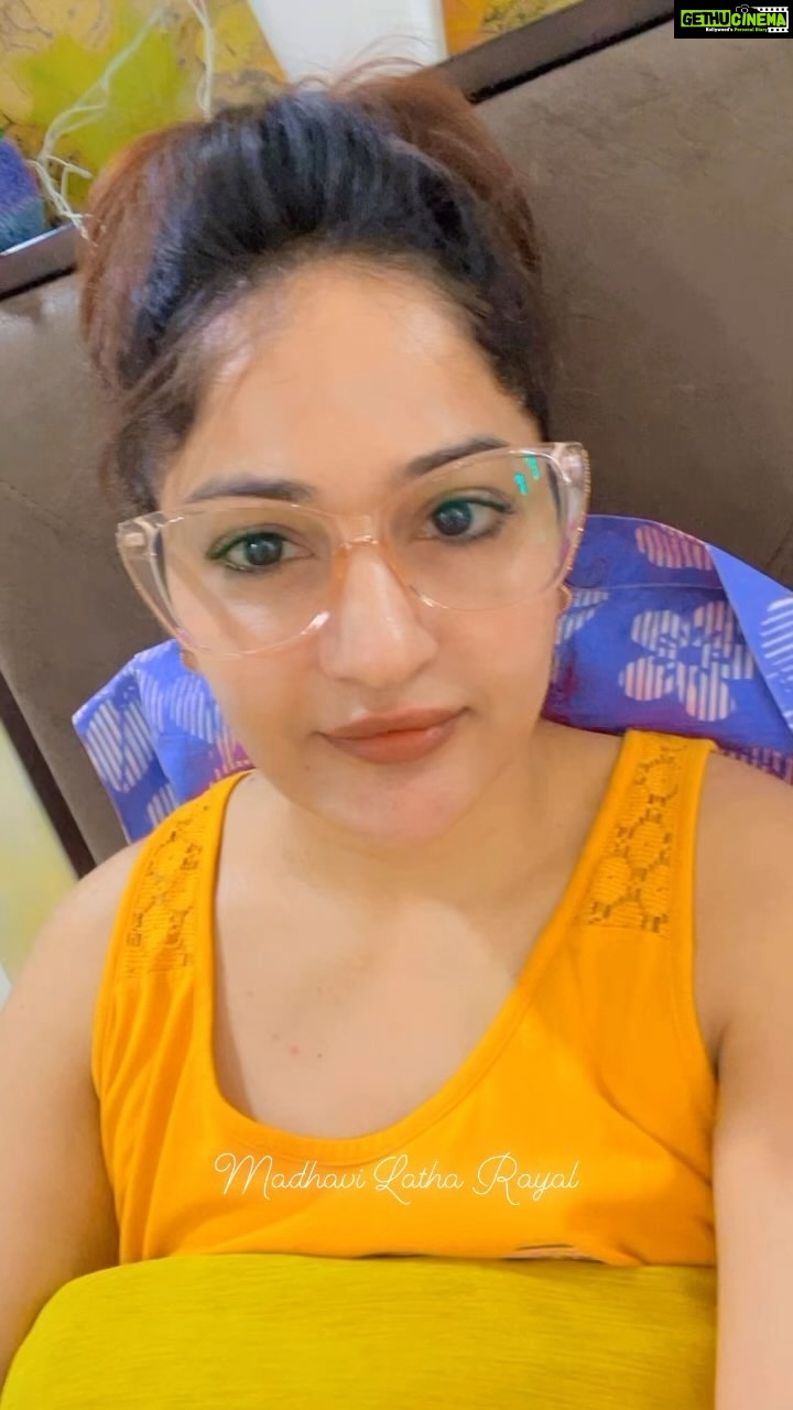 Madhavi Latha Instagram - Sunday ante Funday kani naku boring day ila aite ela mawa???? #boring #sunday #madness #crazy #sundays