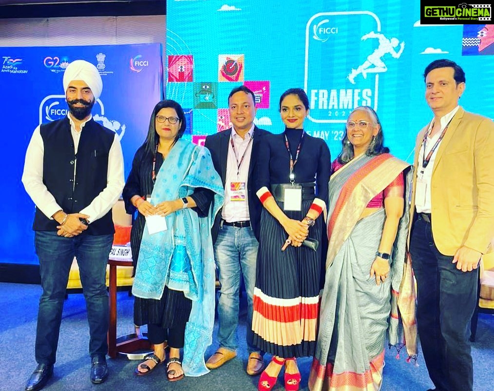 Madhoo Instagram - #ficciframes2023 #fireflies Parth aur Jugnu @zee5 @amrit_walia111 🌈🌈🌈🌈 Mumbai, Maharashtra
