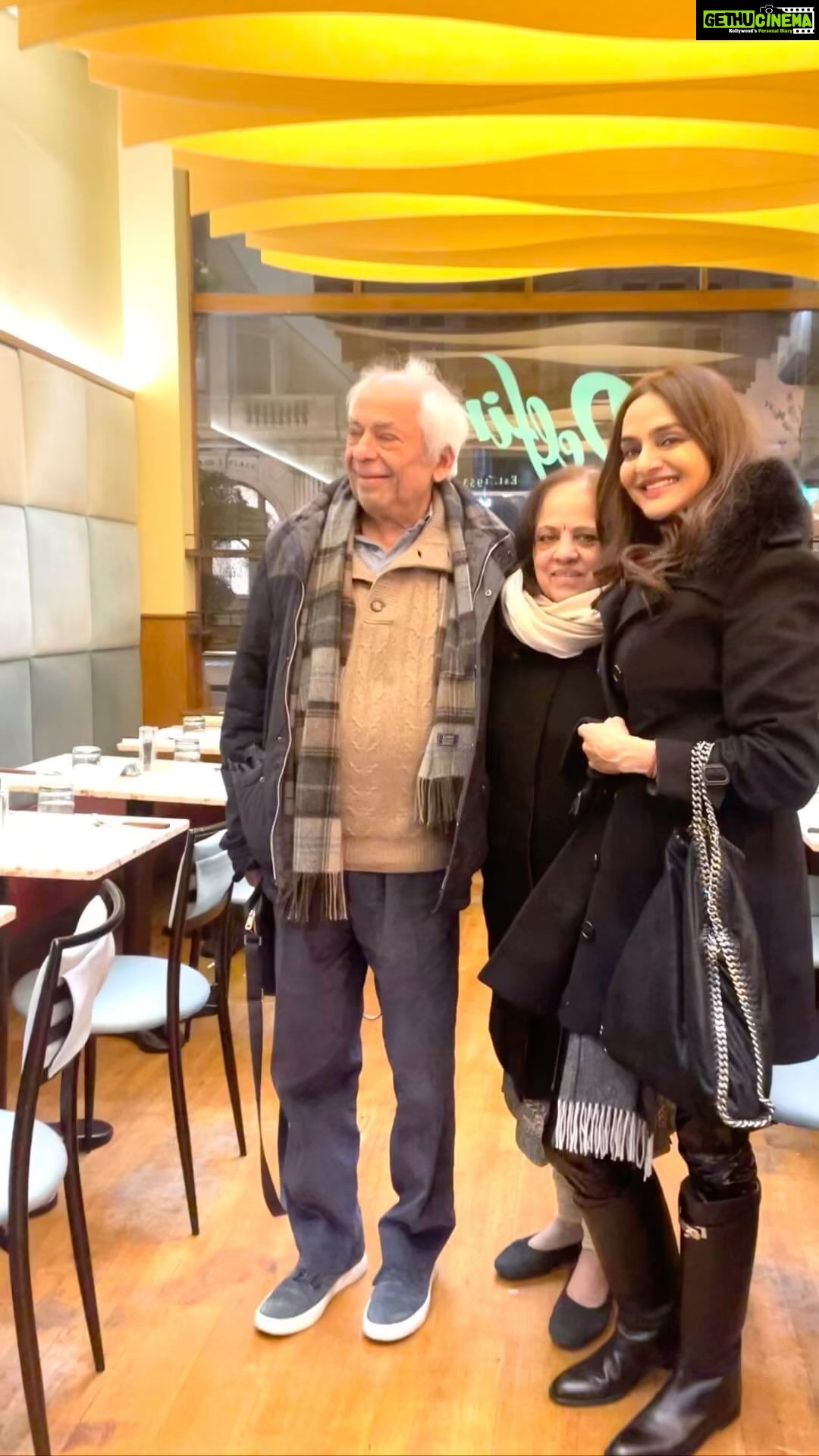 Madhoo Instagram - Happy happy anniversary to my mama papa… most gorgeous people #couolegoals❤ 🌺🌺🌺🌺