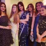 Madhoo Instagram – @simonenaturallyinspired 🥰❤️❤️❤️❤️❤️ @imeshadeol @malzkhan @latapatel1 @farahkhanali  @kuns.111 @lailalamba @krishikalulla 🌻