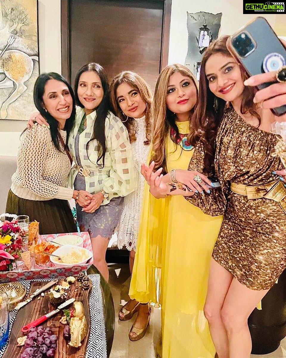 Madhoo Instagram - Happy smiley faces makes me so happy 💖💥